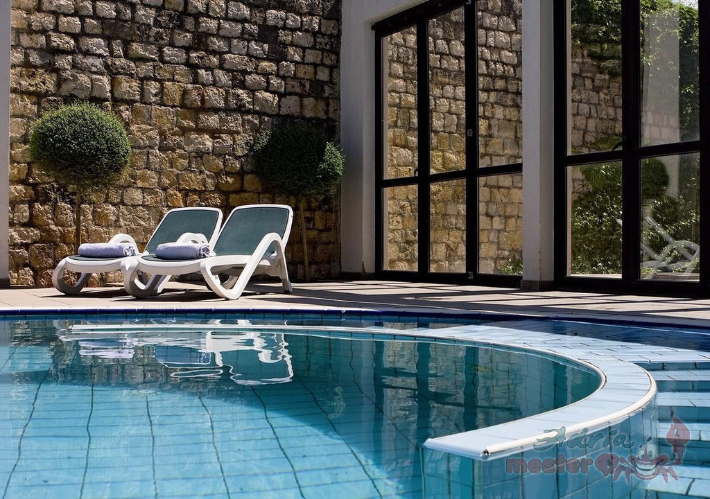 Kültéri édesvizű medence jacuzzival (3.)