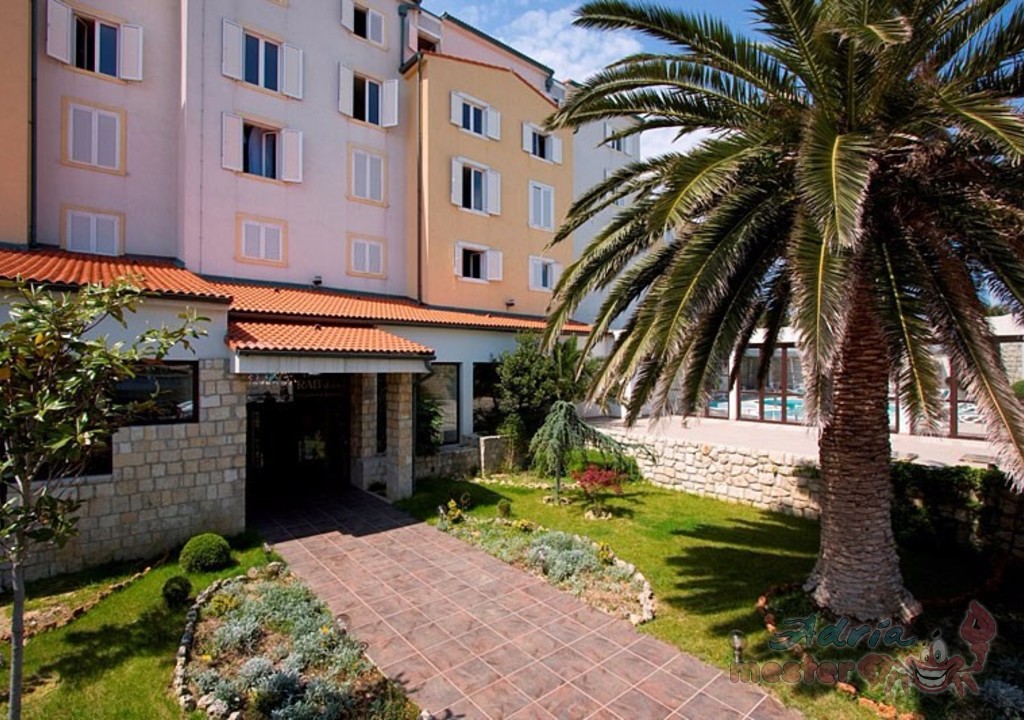 Hotel INTERNATIONAL  bejárat és előkert