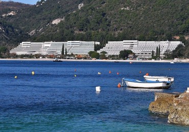 Maslinica hotelek: középen a Hotel HEDERA***-val