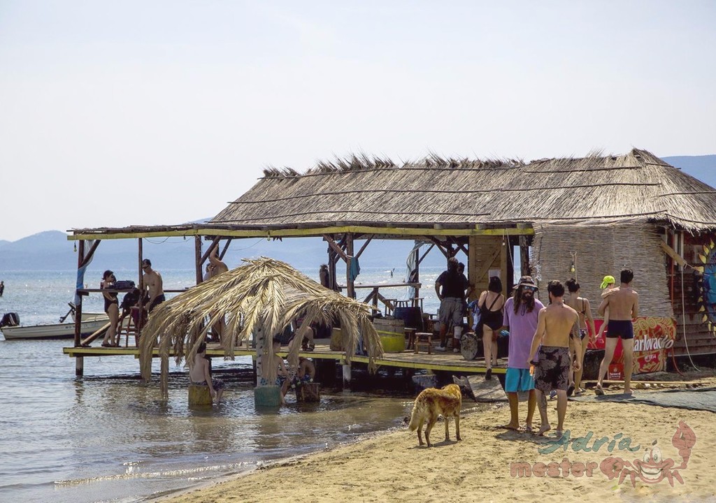 Ušćei strand beach-bár_02