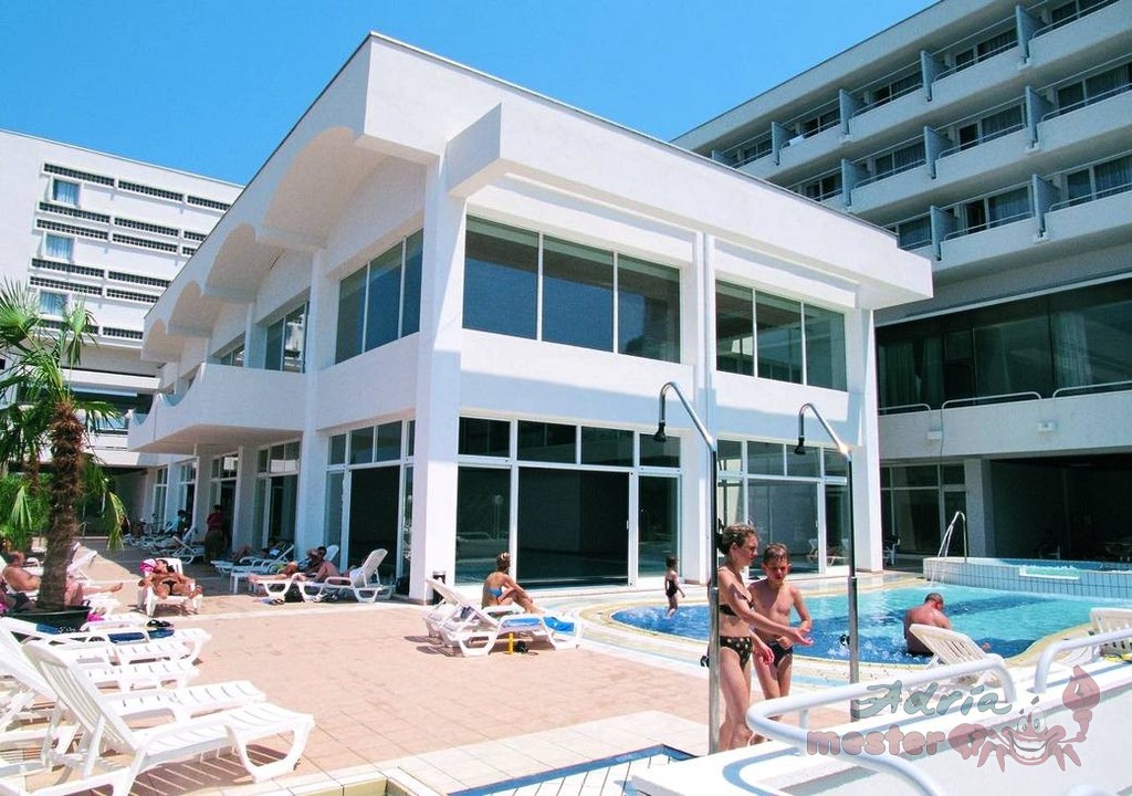 Hotel BRIONI kültéri medence (1.)