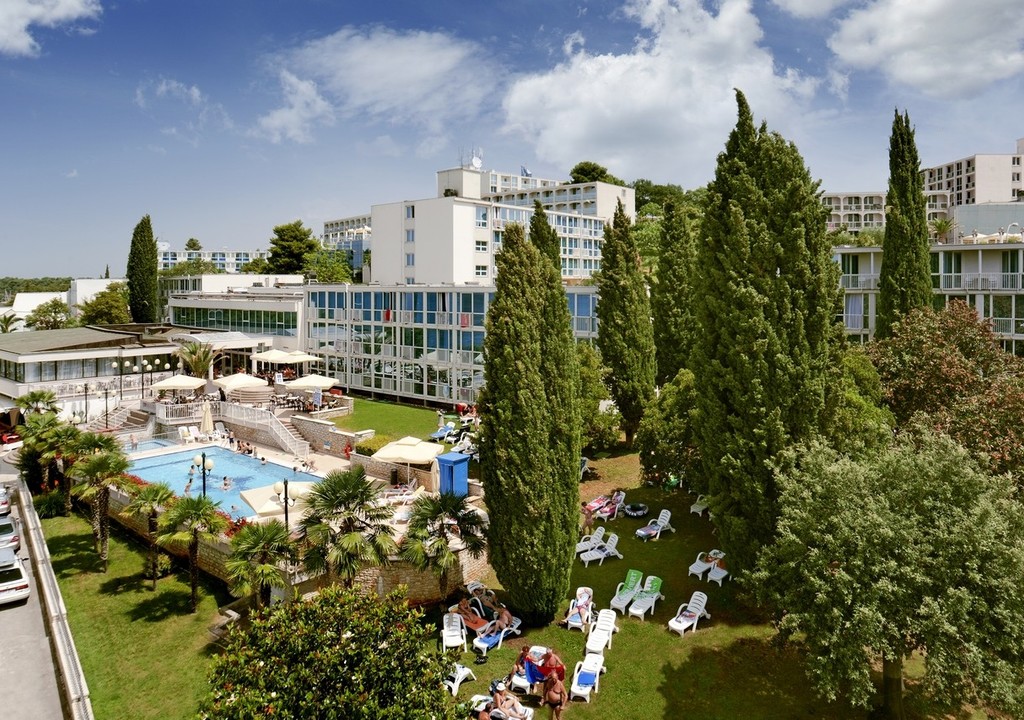 Hotel - napozórész a kültéri édesvizű medencével (1.)