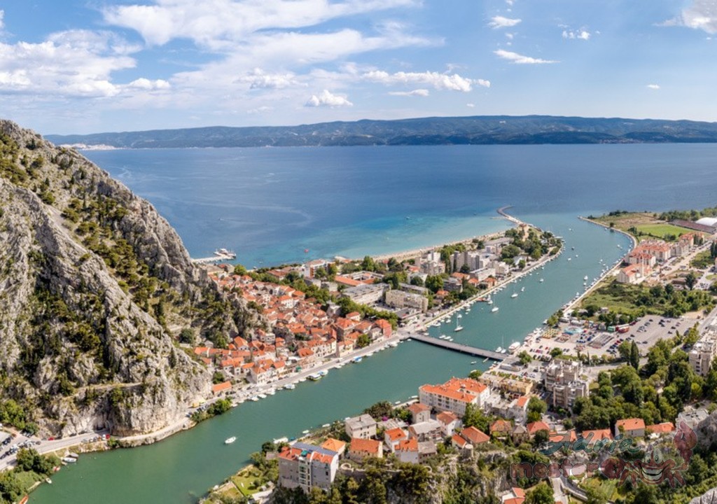 Omiš a Cetina-folyó torkolatával (2.)