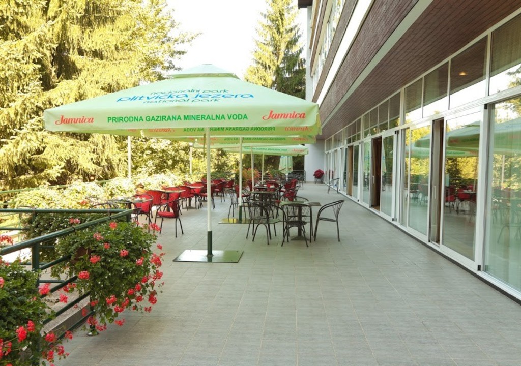 Hotel JEZERO kávézó terasza_02