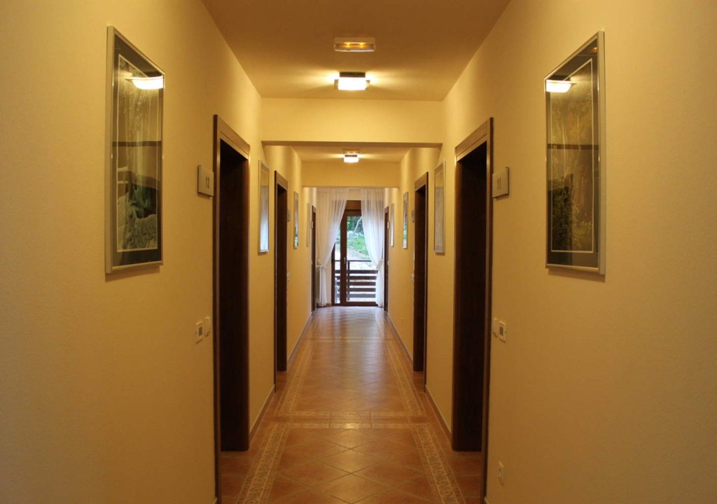Hotel DEGENIJA, emeleti szobák bejárata